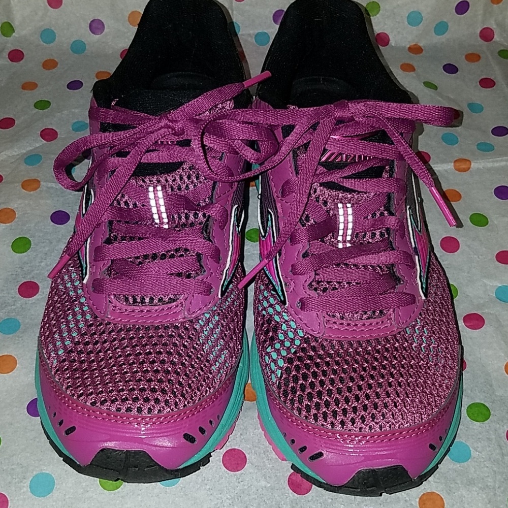 Worn 1x inside. Mizuno wave x10 running shoes